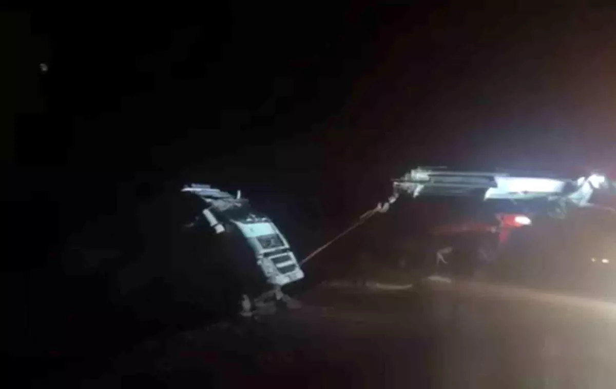 Siirt'te tır devrildi, sürücü hafif yaralandı