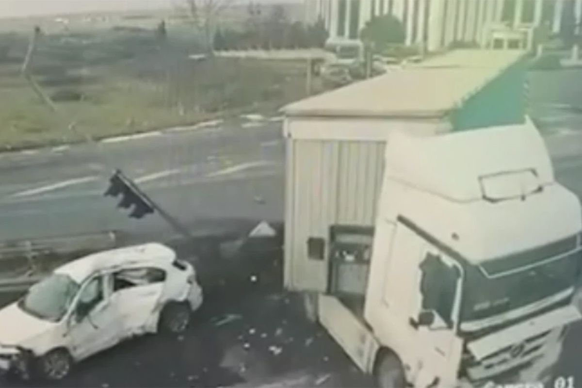 Tekirdağ'da kırmızı ışık ihlalinin kazayla sonuçlandığı anlar kamerada
