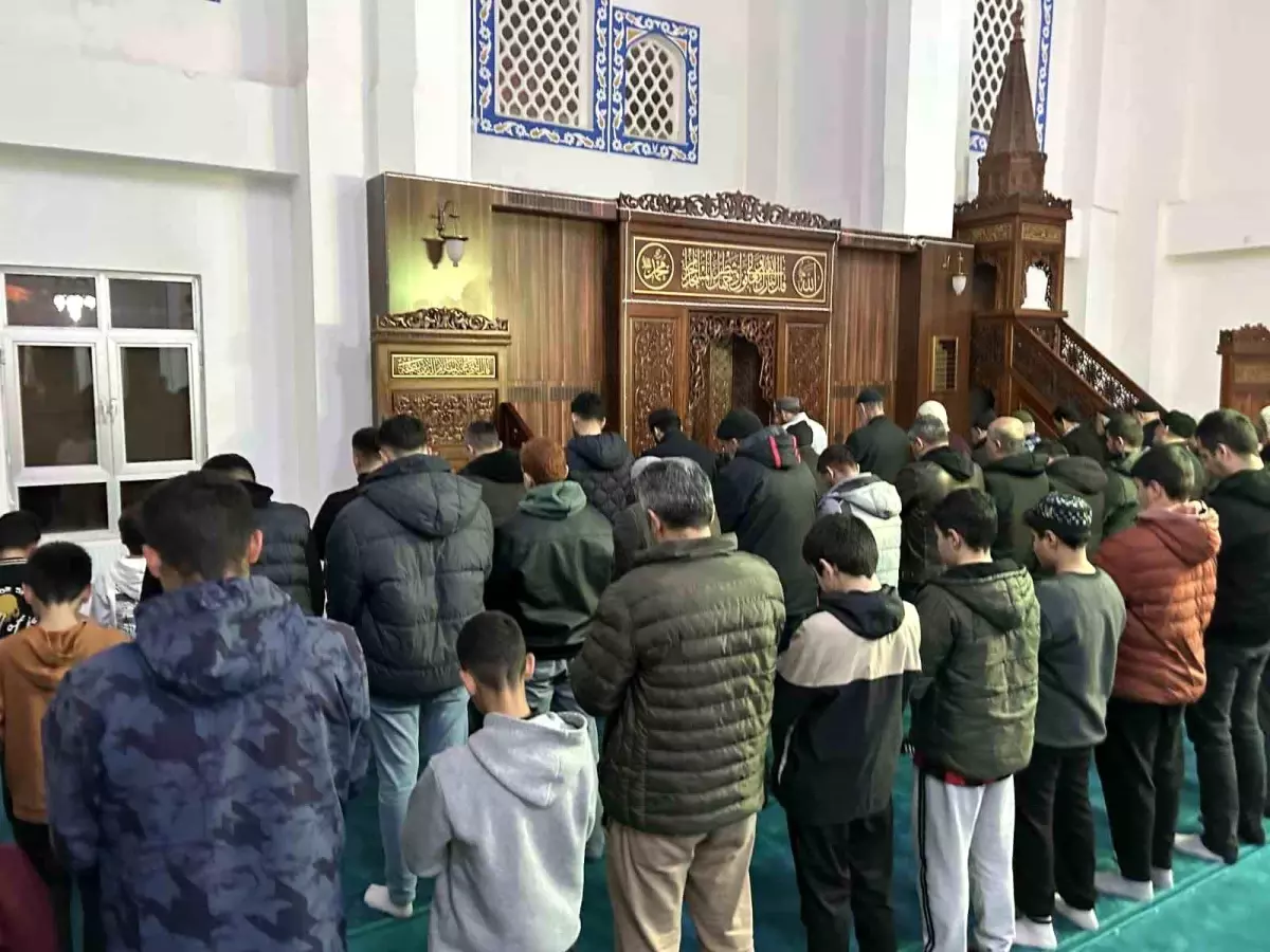 Van'da Ramazan ayının ilk teravih namazı kılındı