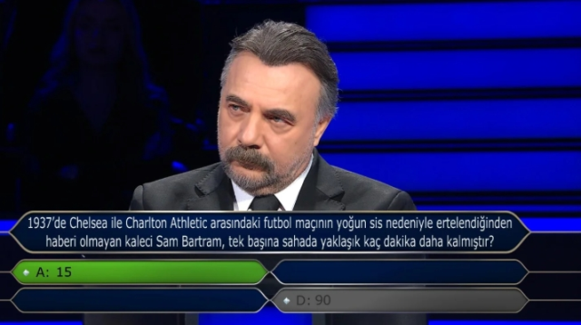 1937'de Chelsea ile Charlton Athletic arasındaki futbol maçının yoğun sis nedeniyle ertelendiğinden haberi olmayan kaleci Sam Bartram, tek başına saha 1937'de Chelsea ile Charlton Athletic arasındaki futbol maçının yoğun sis nedeniyle ertelendiğinden haberi olmayan kaleci Sam Bartram, tek başına saha