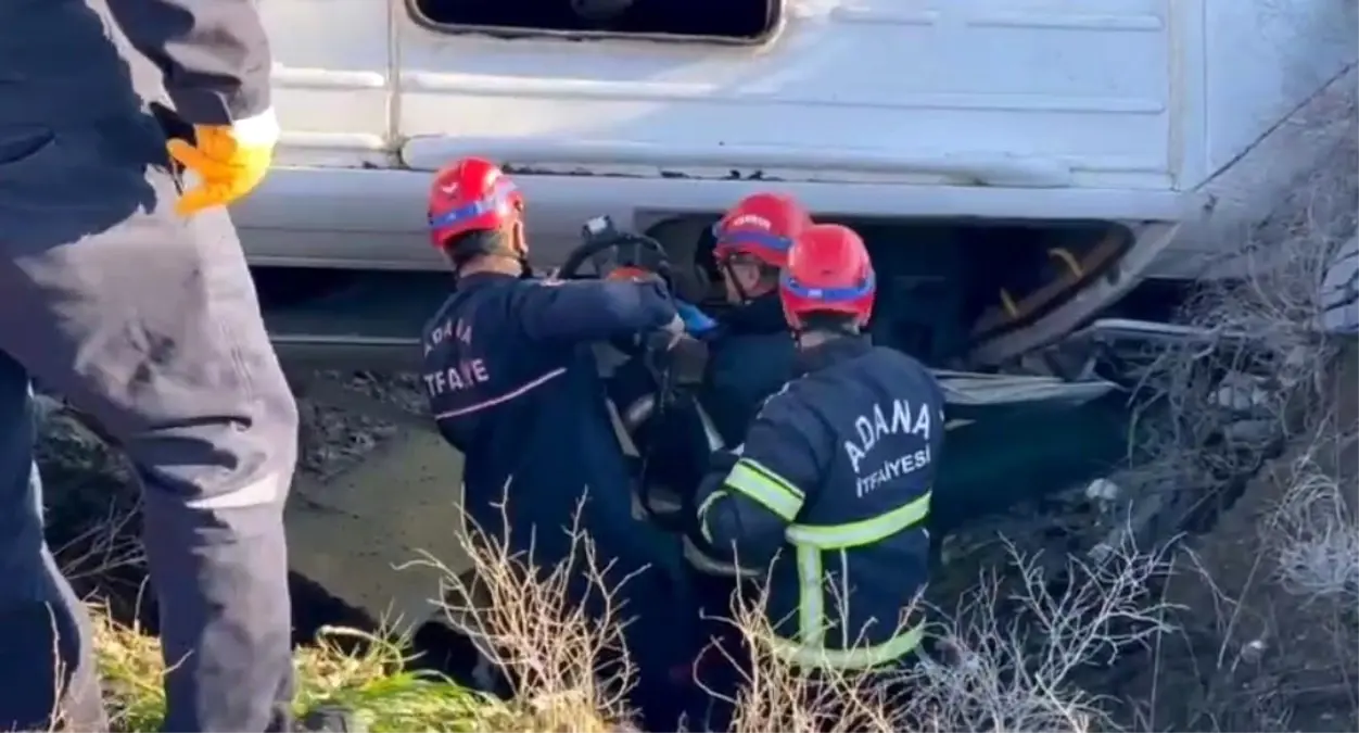 Adana'da öğrenci servisi şarampole devrildi: 2'si ağır 9 yaralı