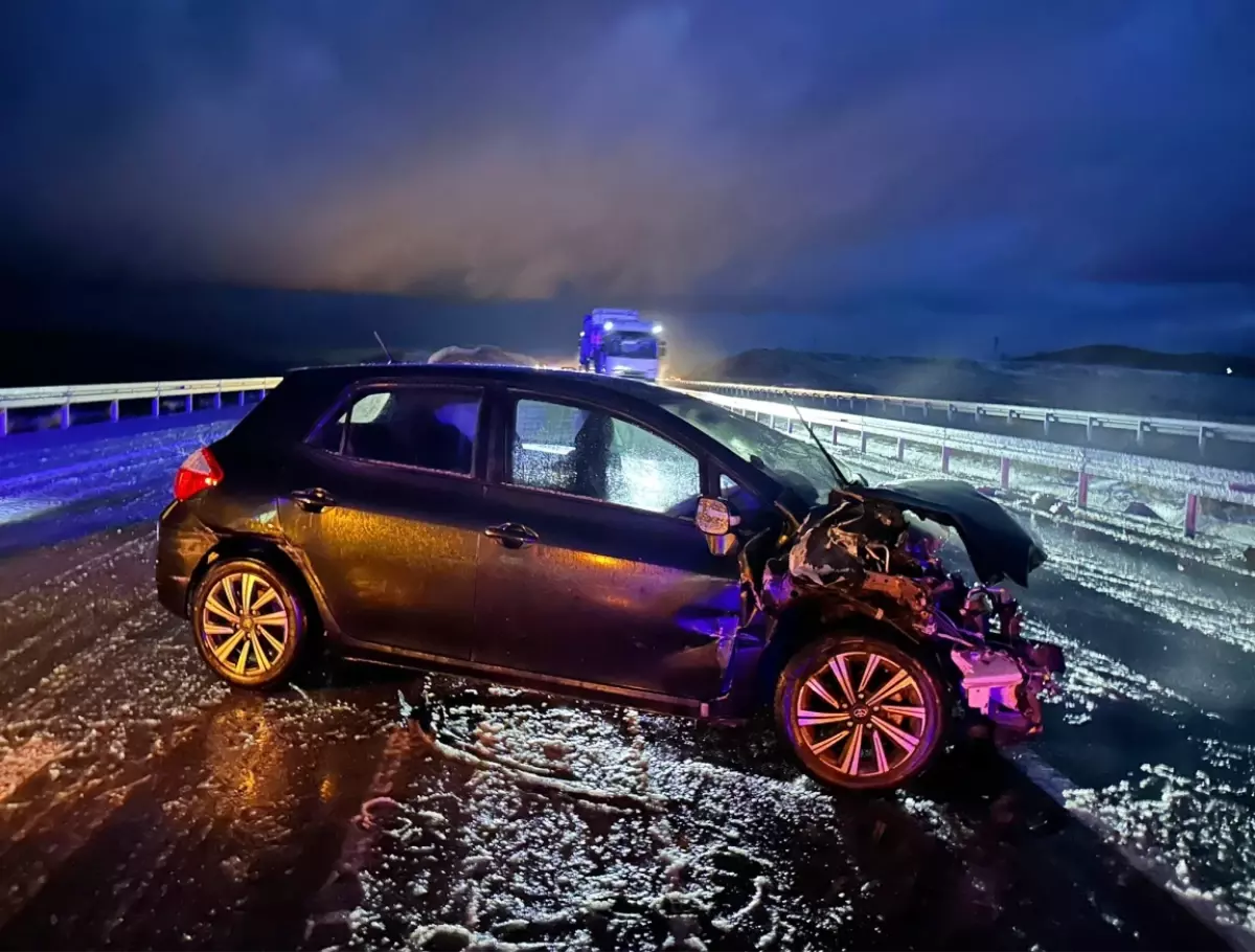 Aksaray'da 2 otomobil çarpıştı: 5 yaralı