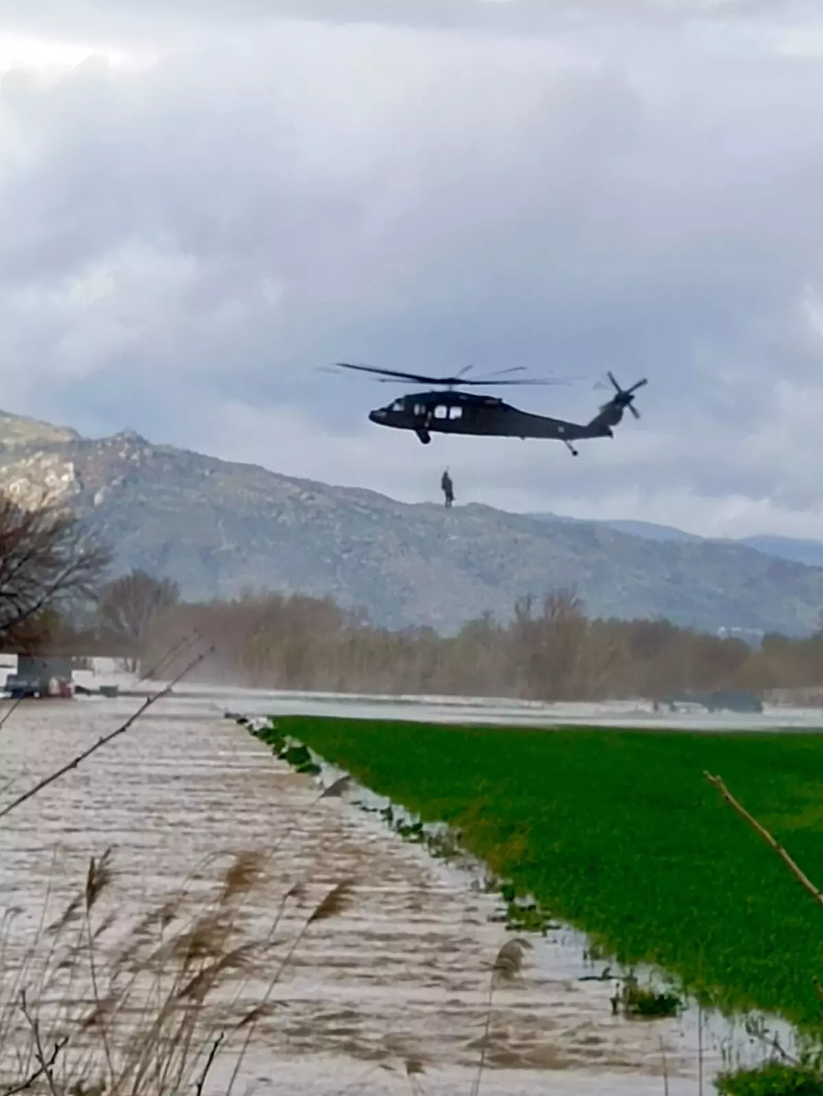 Aydın'da sel mağduru vatandaş helikopterle kurtarıldı