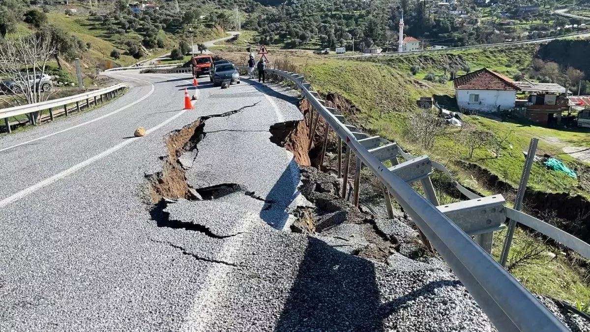 Aydın'da toprak kayması; kara yolu kısmen çöktü