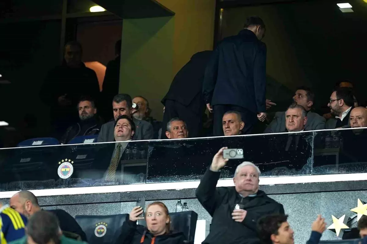 Bakan Bak, Fenerbahçe-Nottingham Forest maçını takip etti