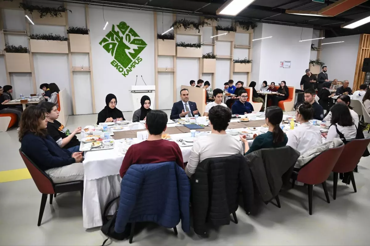 Bakan Kacır, ilk iftarını TÜBİTAK Fen Lisesi öğrencileriyle yaptı