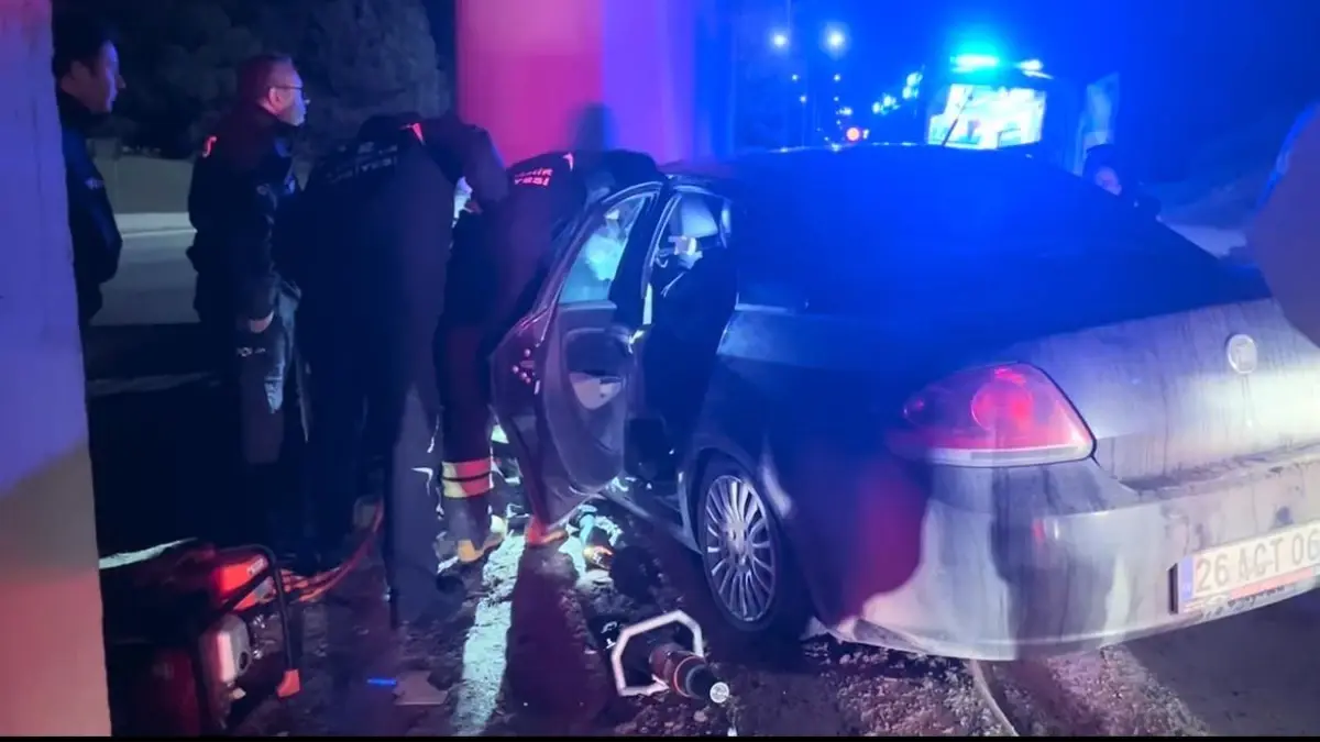 Beton kolona çarpan otomobildeki ağır yaralı şahıs hastanede hayatını kaybetti