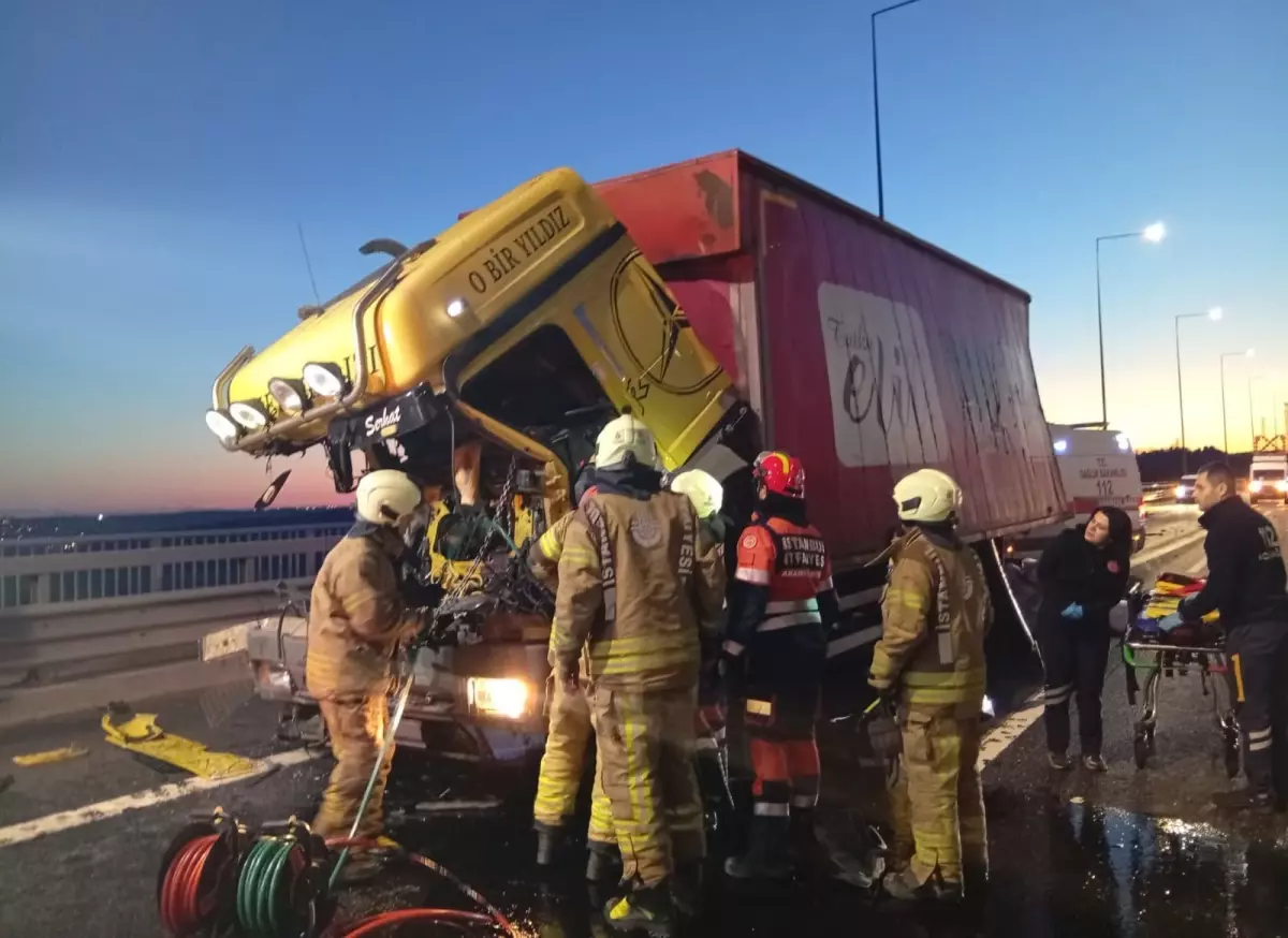 Kuzey Marmara Otoyolu'nda kamyon TIR'a çarptı; sıkışan şoför için kurtarma çalışması