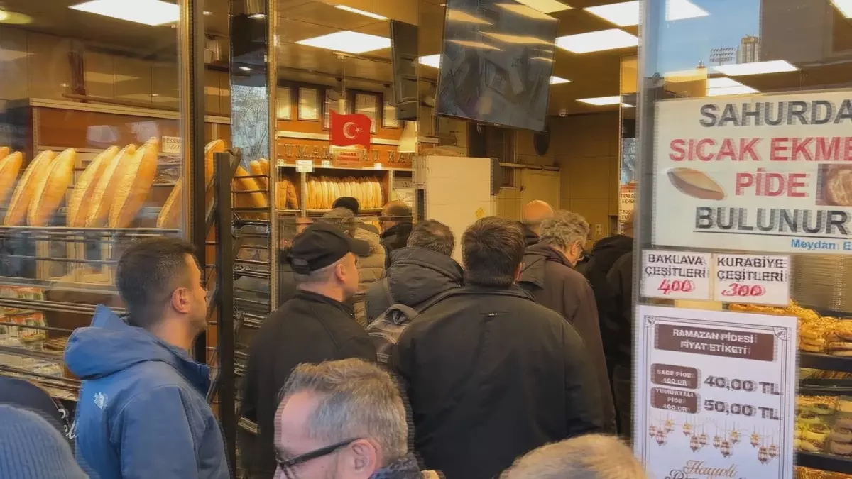 Beyoğlu'nda ilk iftar öncesi pide kuyruğu