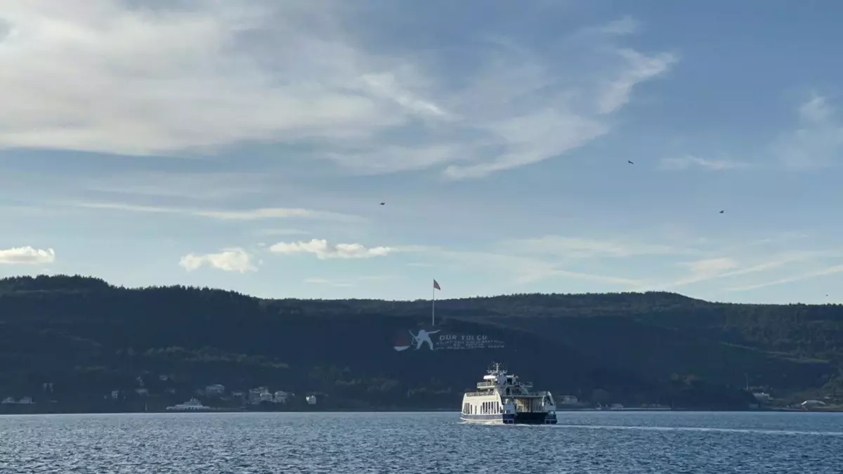 Bozcaada ve Gökçeada'da feribot seferlerine 'fırtına' engeli