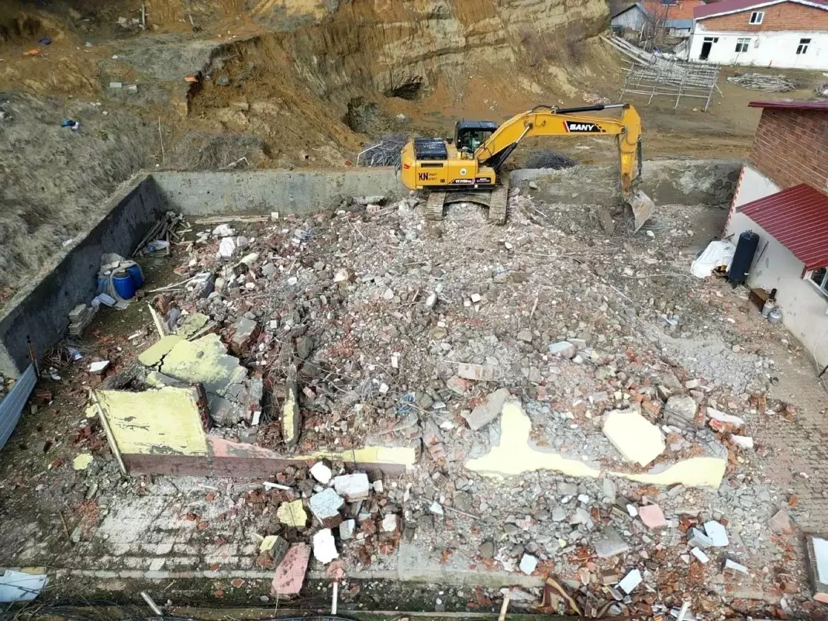 Çelikhan'da hasarlı binaların yıkımı sürüyor