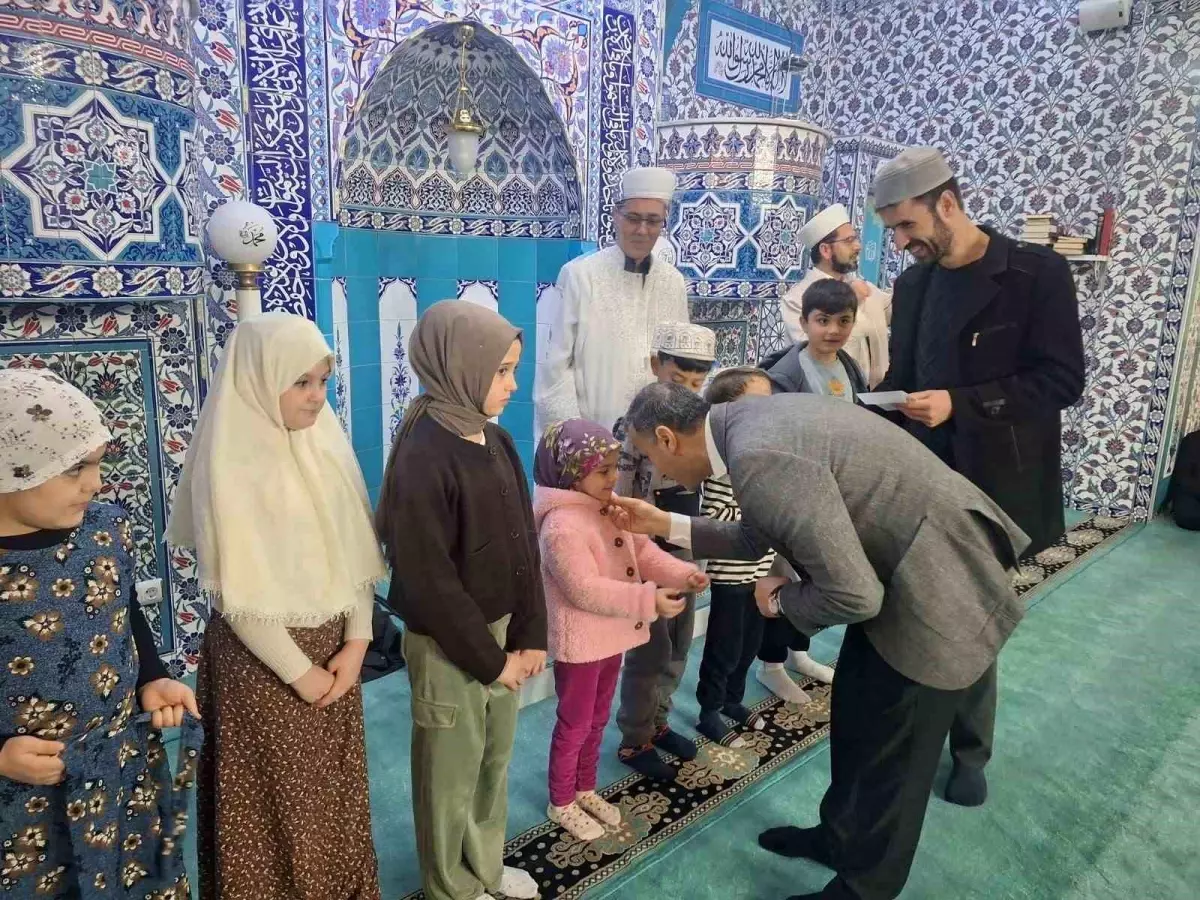 Çorum'da Ramazan'ın ilk teravih namazında çocuklar camide buluştu