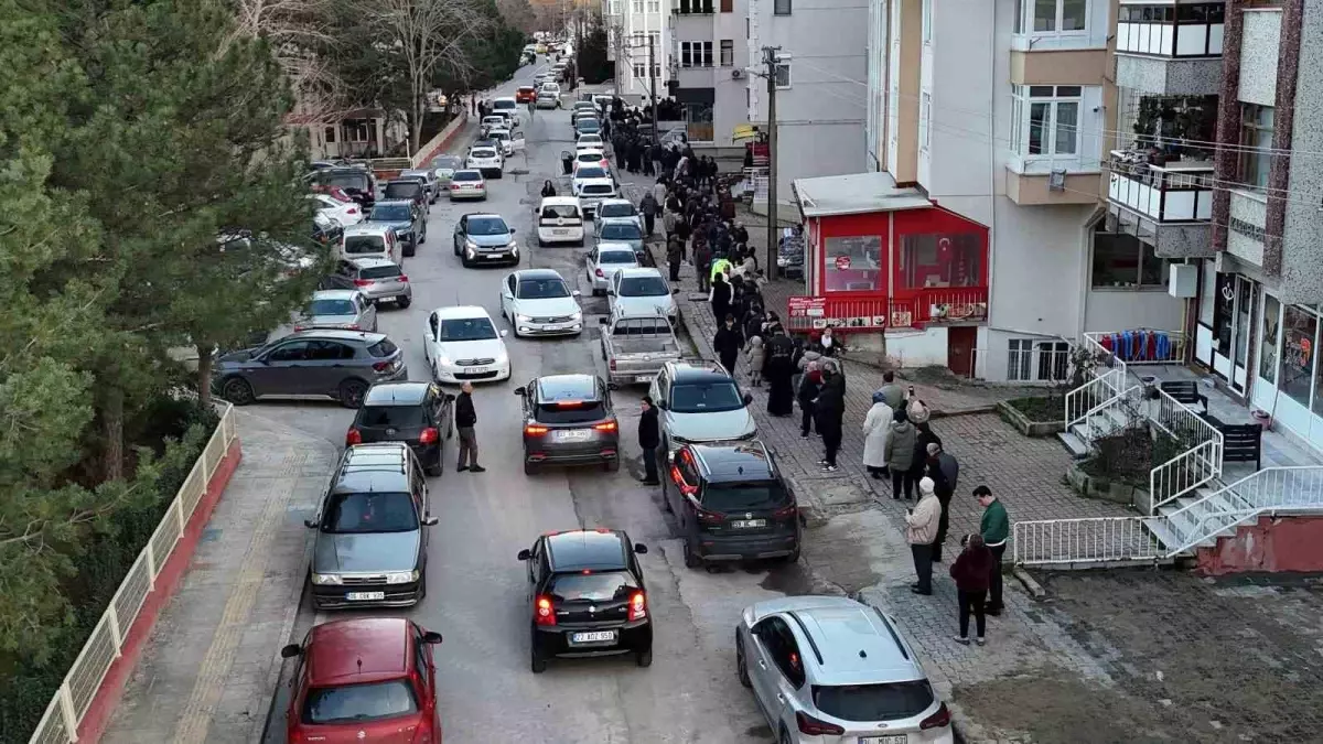 Edirne'de iftar öncesi pide kuyruğu: Fırınların önü doldu taştı