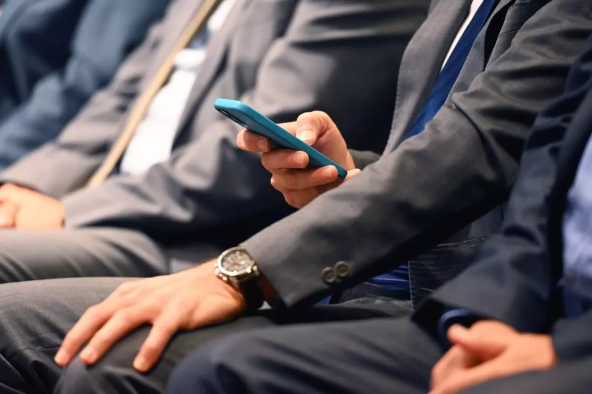 Ekonomik kriz nedeniyle vekillerin emekli maaşını kaldırdılar