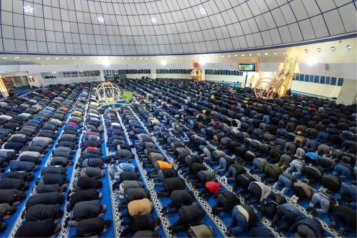 Erzincan'da Ramazan'ın ilk teravihinde camiler doldu