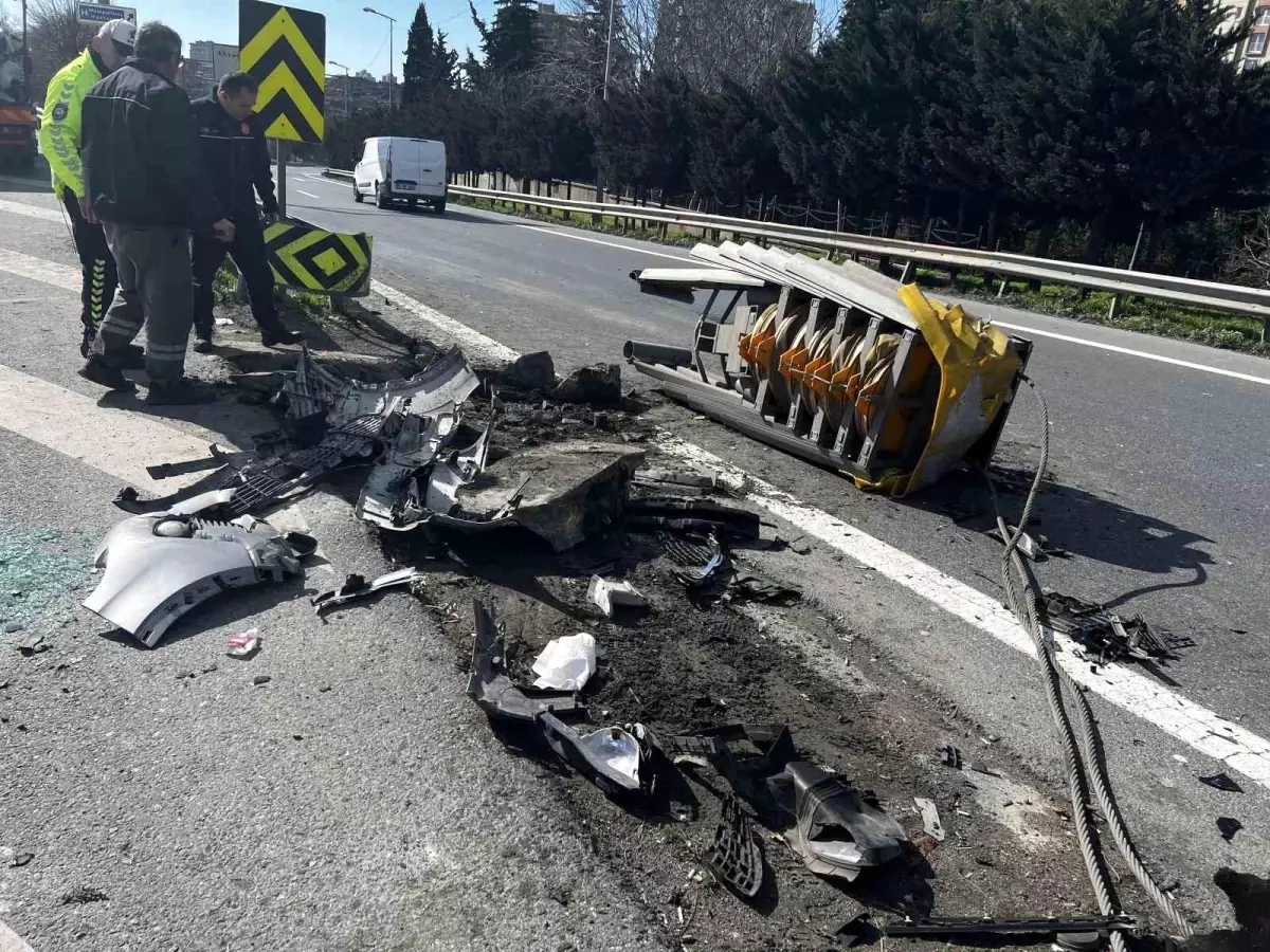 Esenler'de cip refüje çarptı: Araçta sıkışan sürücü yaralandı