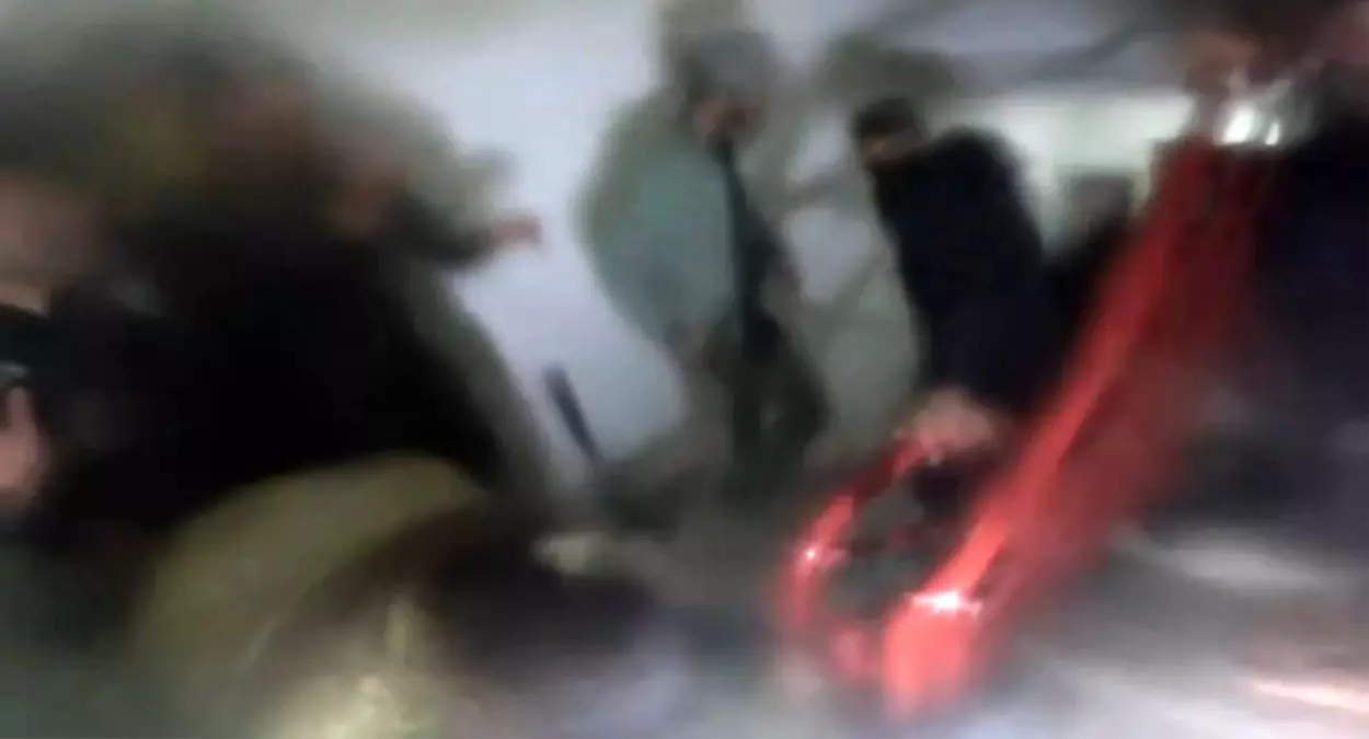 Evde dumandan etkilenen şahsı çıkartma anları kask kamerasına yansıdı