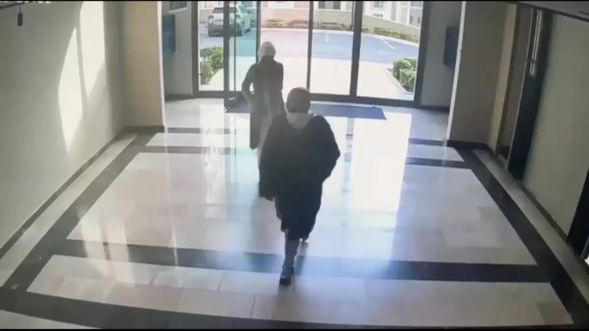 Evlere girip hırsızlık yapan şüphelilerden 1'i yakalandı diğeri aranıyor