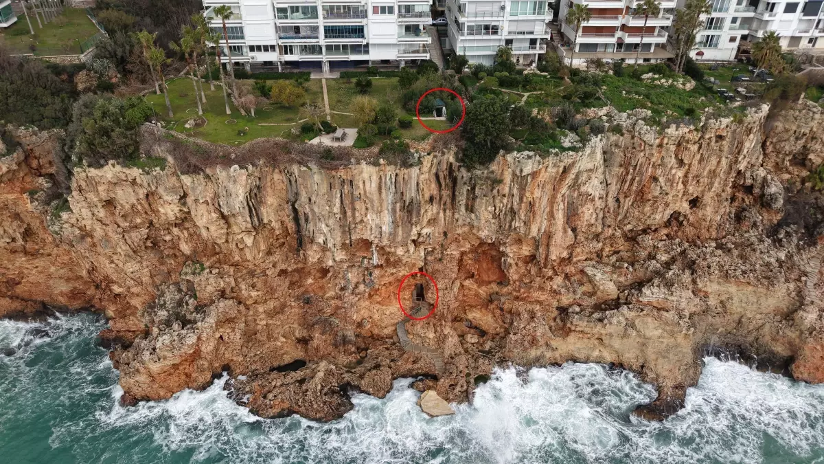 Falezlerdeki kaçak baraka ve asansörü mühürlendi