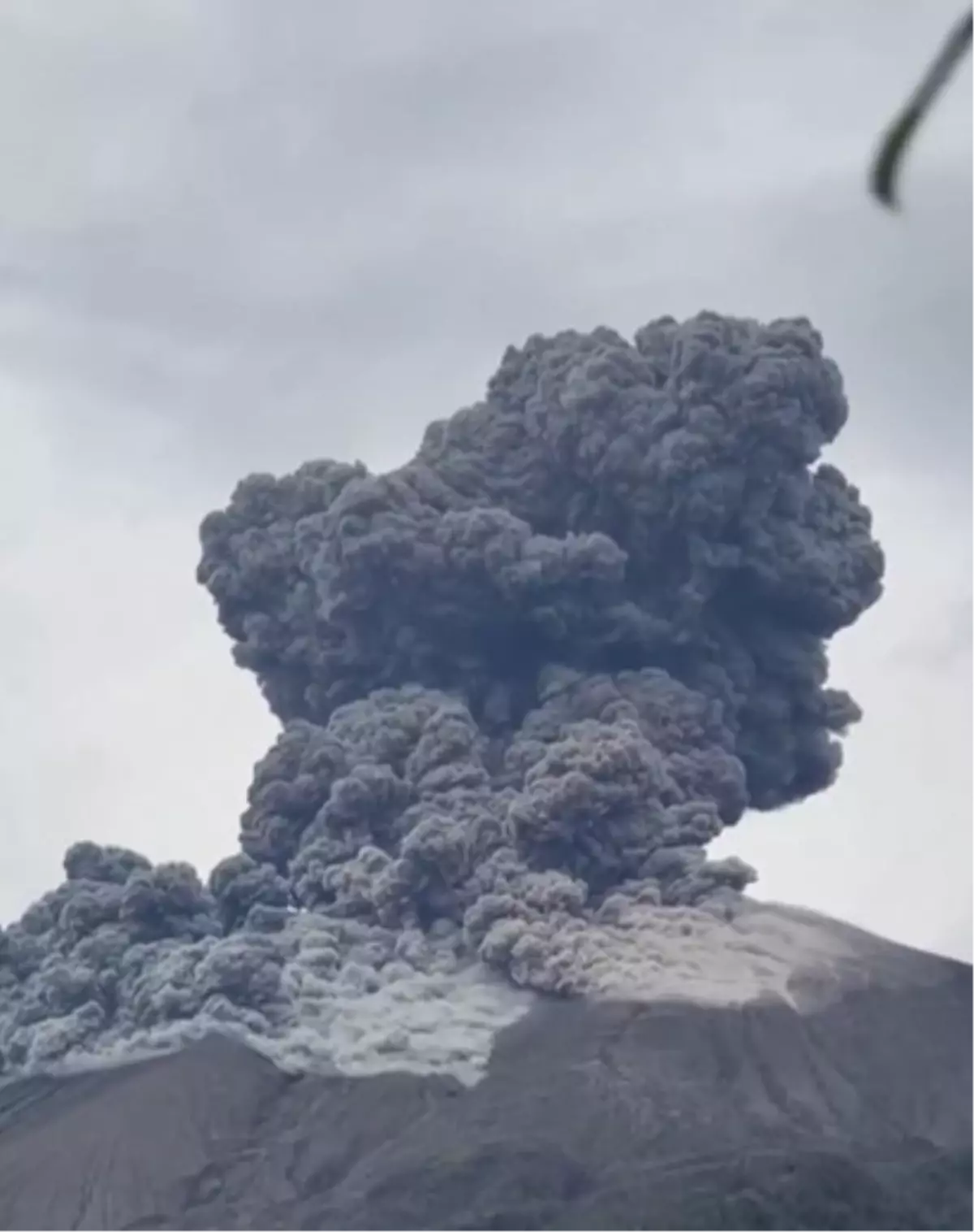 Filipinler'deki Kanlaon Yanardağı'nda Patlama