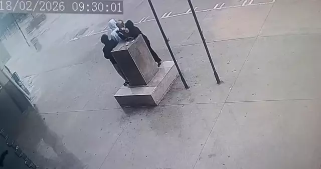 firtinada dusmek uzere olan ataturk bustunu 2 19581778 o