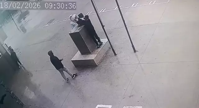 firtinada dusmek uzere olan ataturk bustunu 3 19581778 o