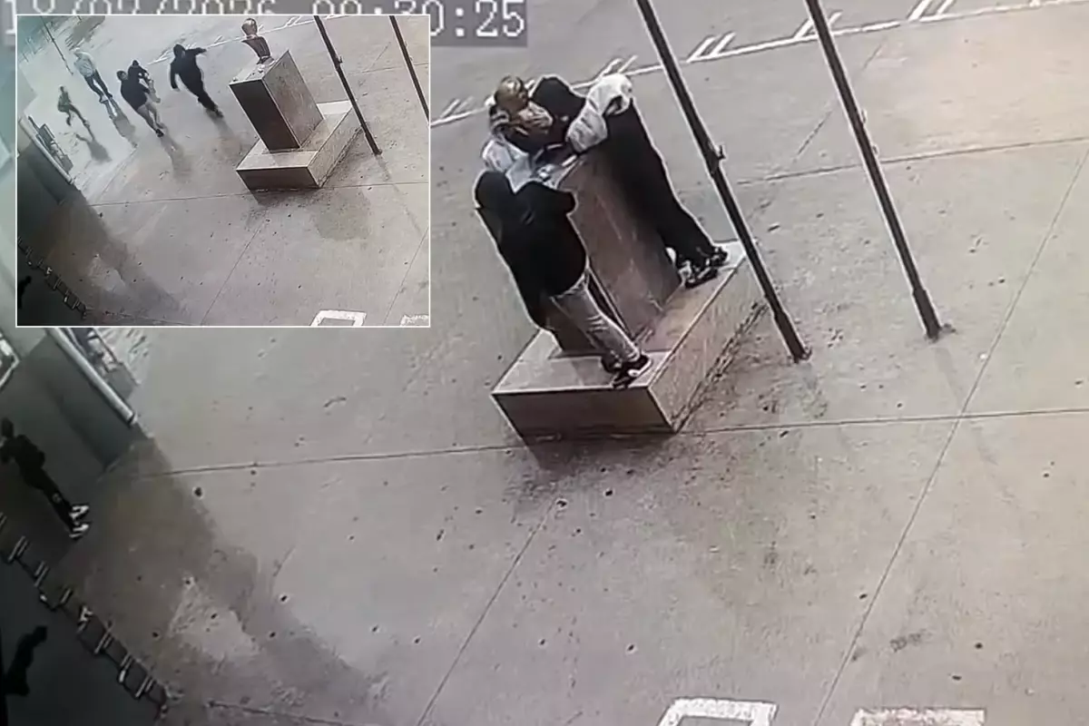 Görüntü Türkiye'den! Fırtına şiddetlenince Atatürk büstüne koştular