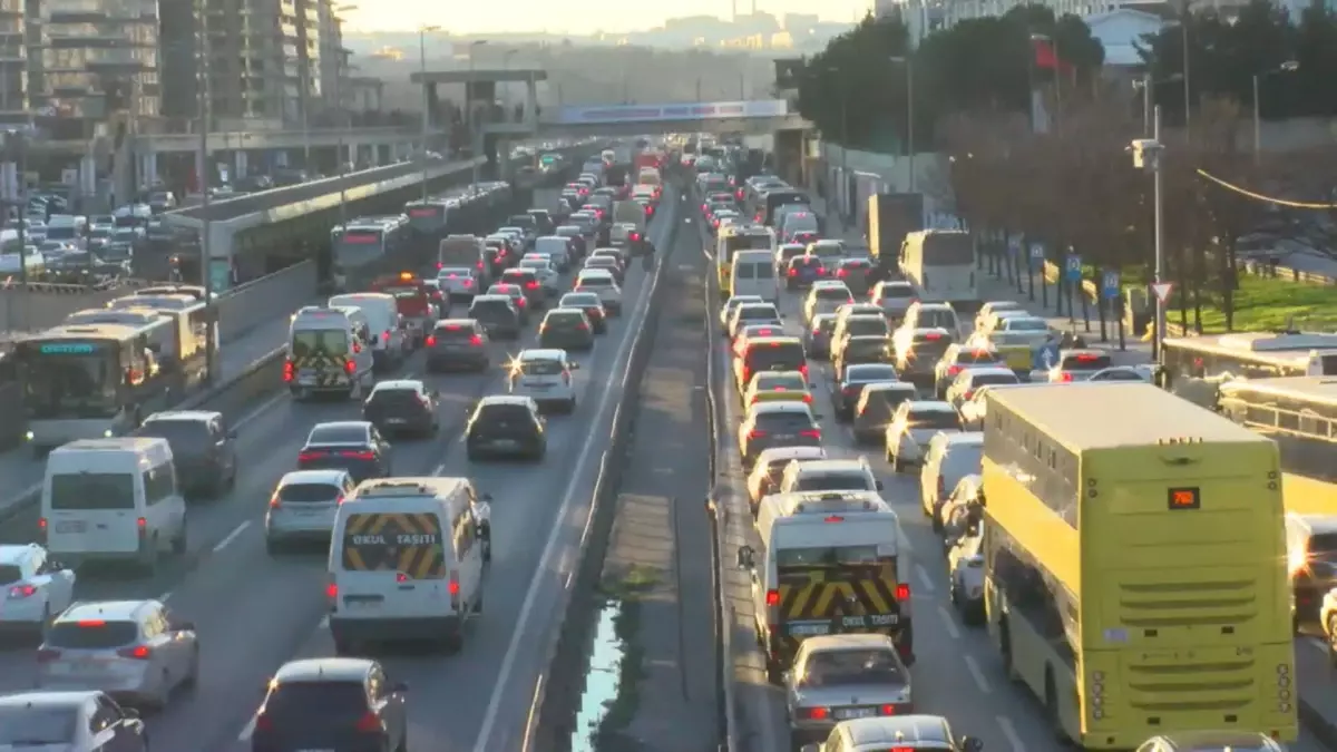 İstanbul'da ilk iftar öncesi trafik yoğunluğu yüzde 85'e ulaştı