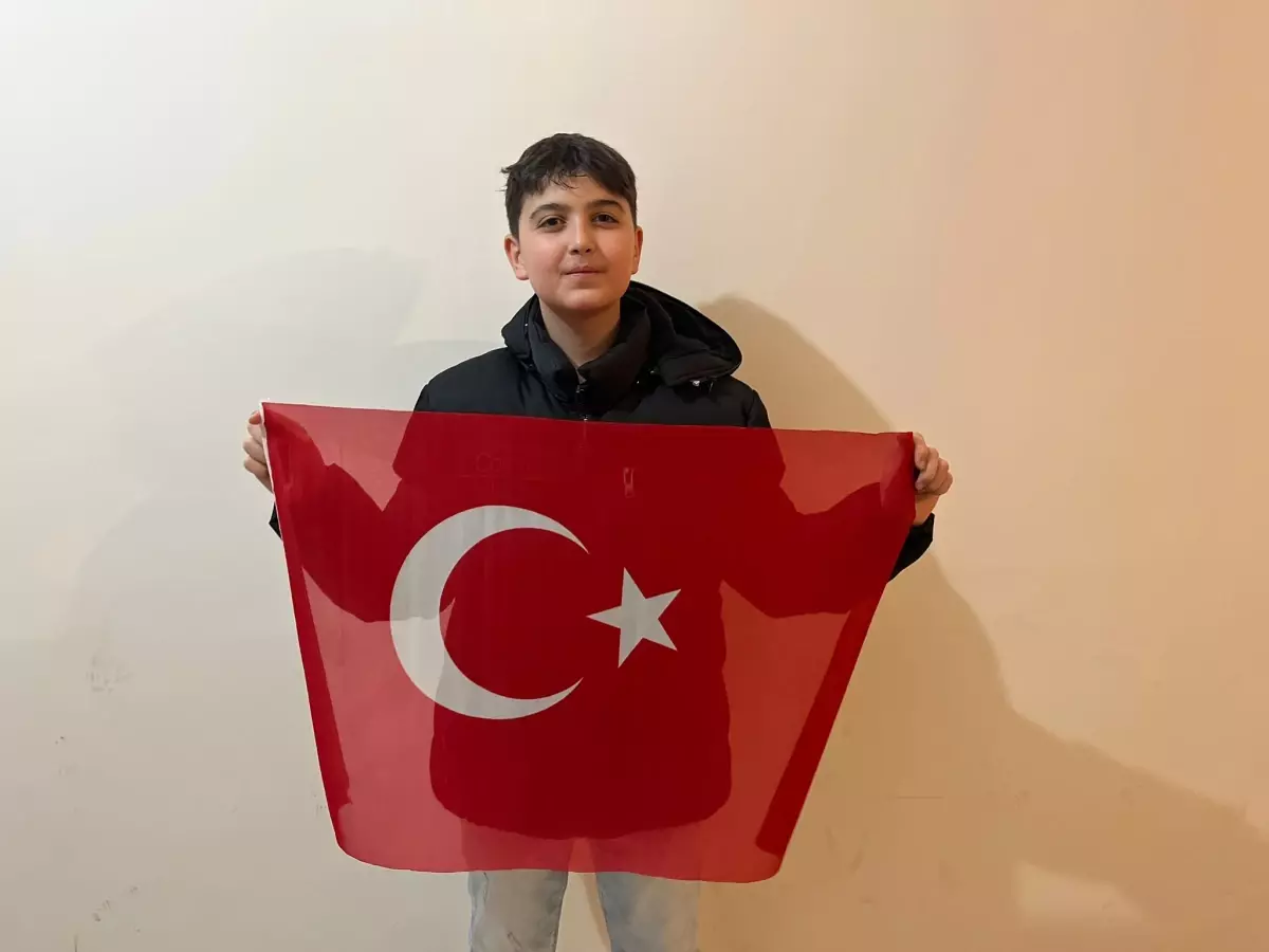 Kaldırımda gördüğü bayrağı alıp öpen Berk: Yerde olmasına izin veremezdim