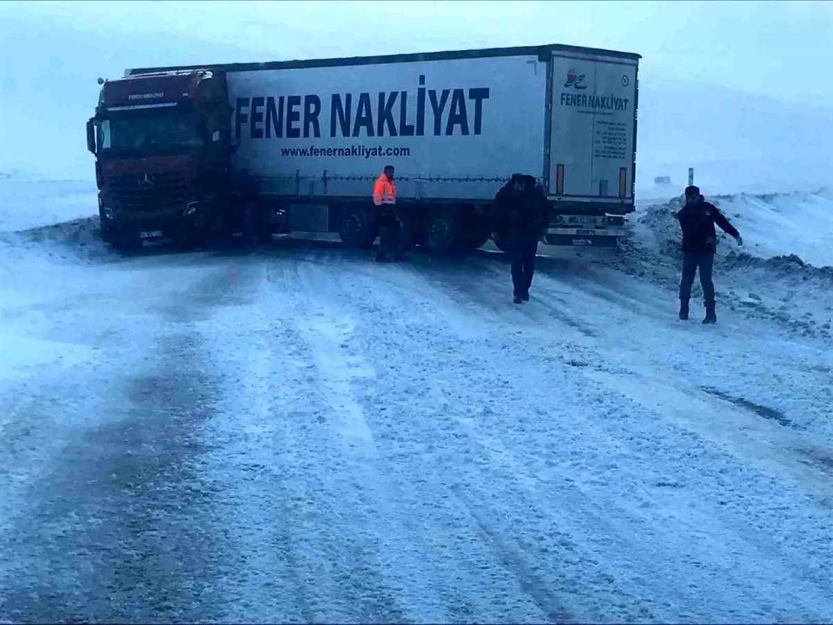 Karda kayan tır yolu ulaşımı kapattı
