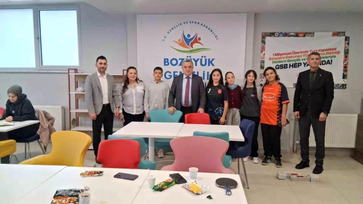 Kaymakam Öztürk Bozüyük Gençlik ve Spor Merkezi'nde öğrencilerle buluştu