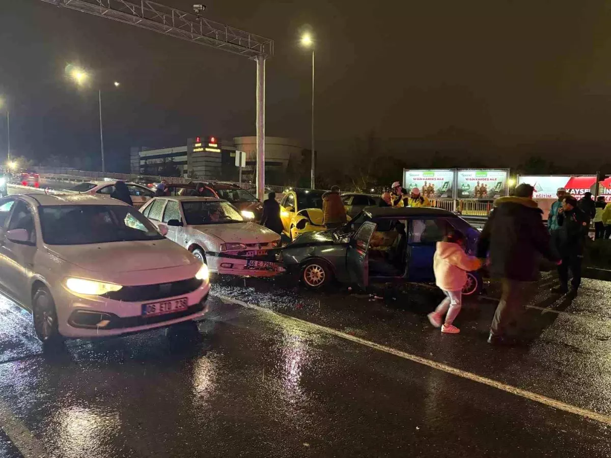 Kayseri'de otomobil kırmızı ışıkta bekleyen 5 araca çarptı: 2 yaralı