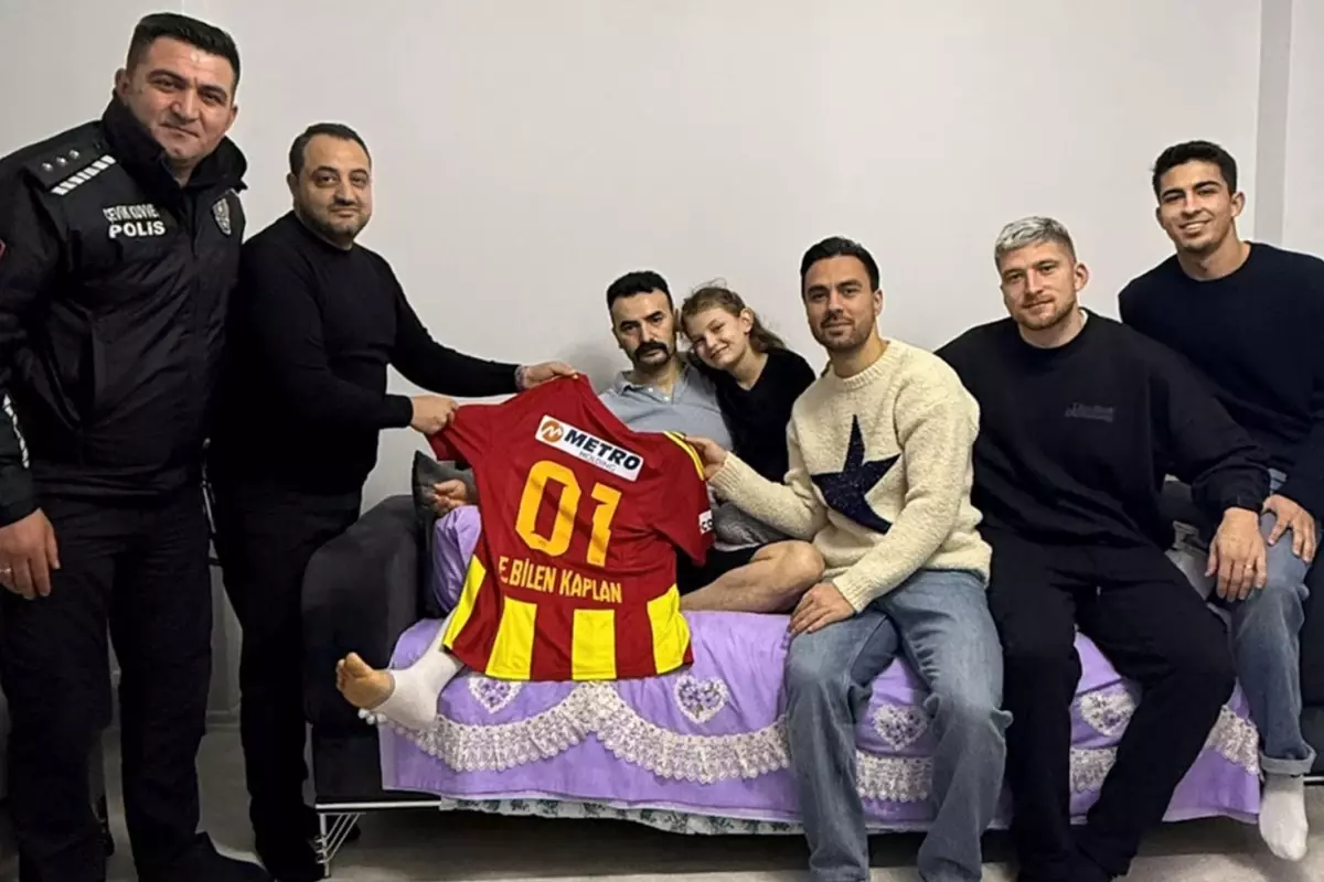 Kayserisporlu futbolcular, operasyonda yaralanan özel harekat polisini ziyaret etti