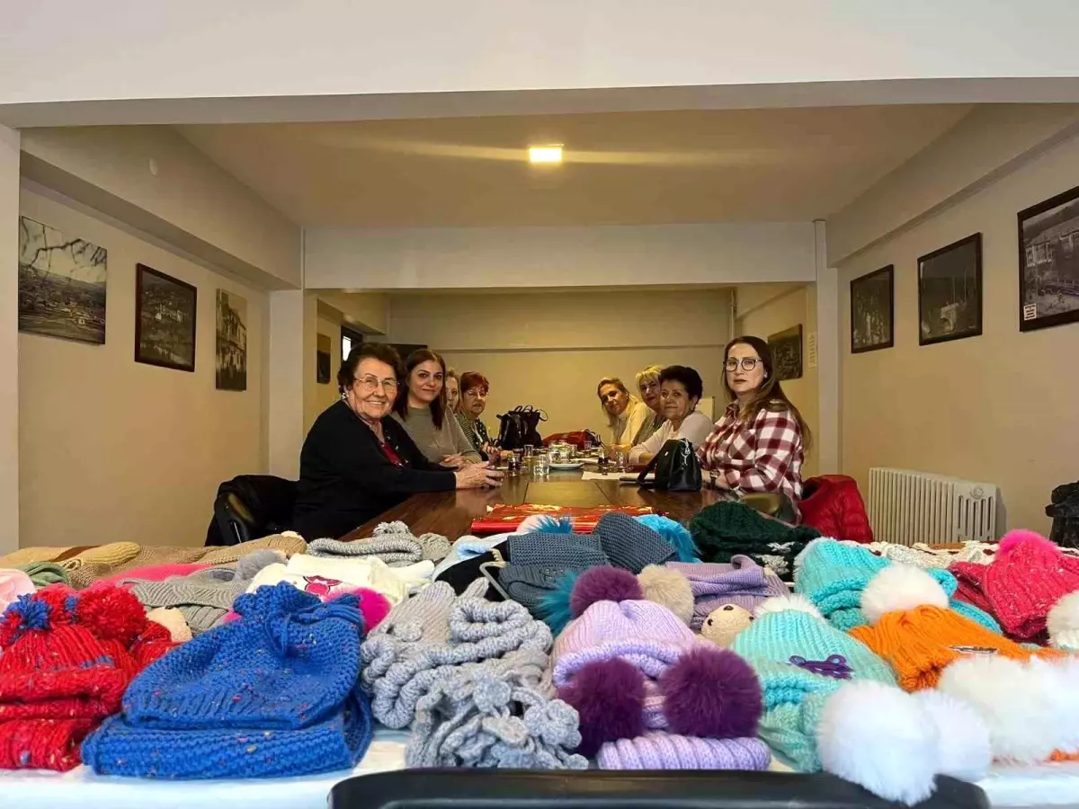 Kırşehir'de örülen atkı ve bereler lösemi tedavisi gören çocuklara gitti