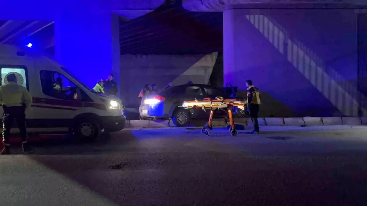 Kontrolden çıkan otomobil köprünün kolonuna saplandı: 1'i ağır 2 yaralı