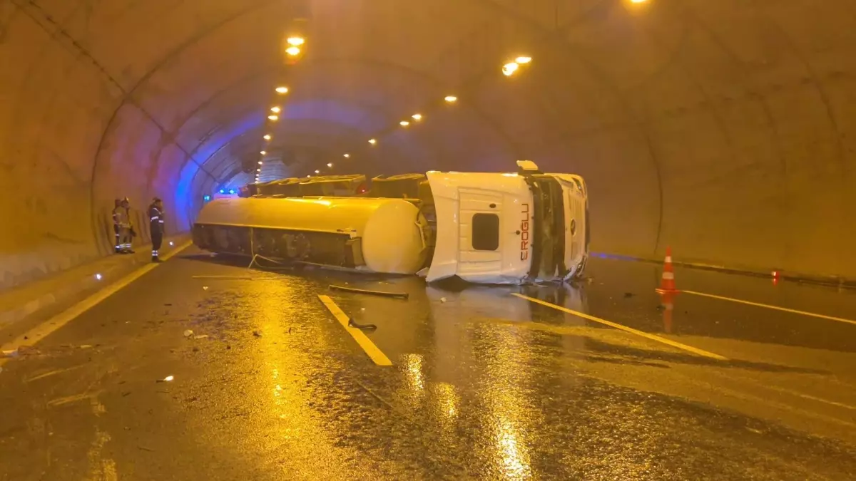 Kuzey Marmara Otoyolu'nda tünelde tanker devrildi; trafik yoğunluğu oluştu