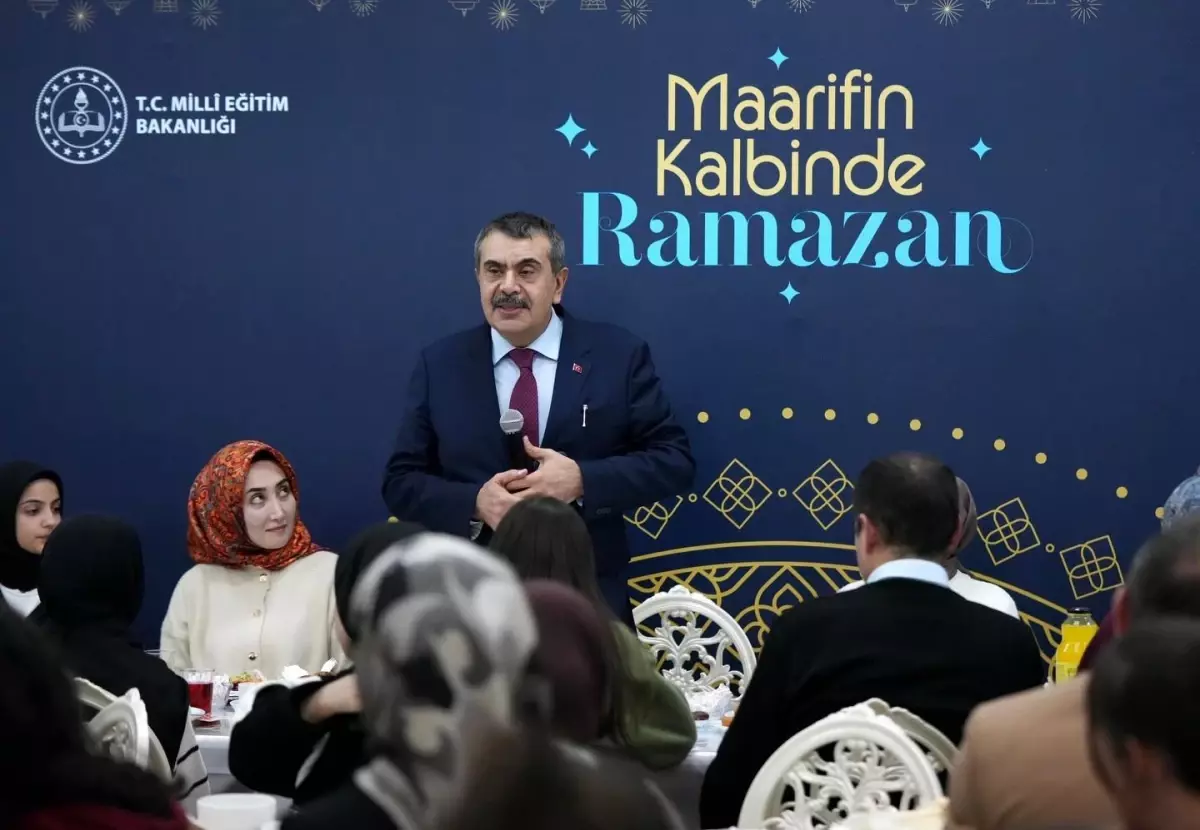 Milli Eğitim Bakanı Tekin, Erzurum'da şehit aileleri ve gazilerle buluştu, ilk iftarını öğrencilerle açtı