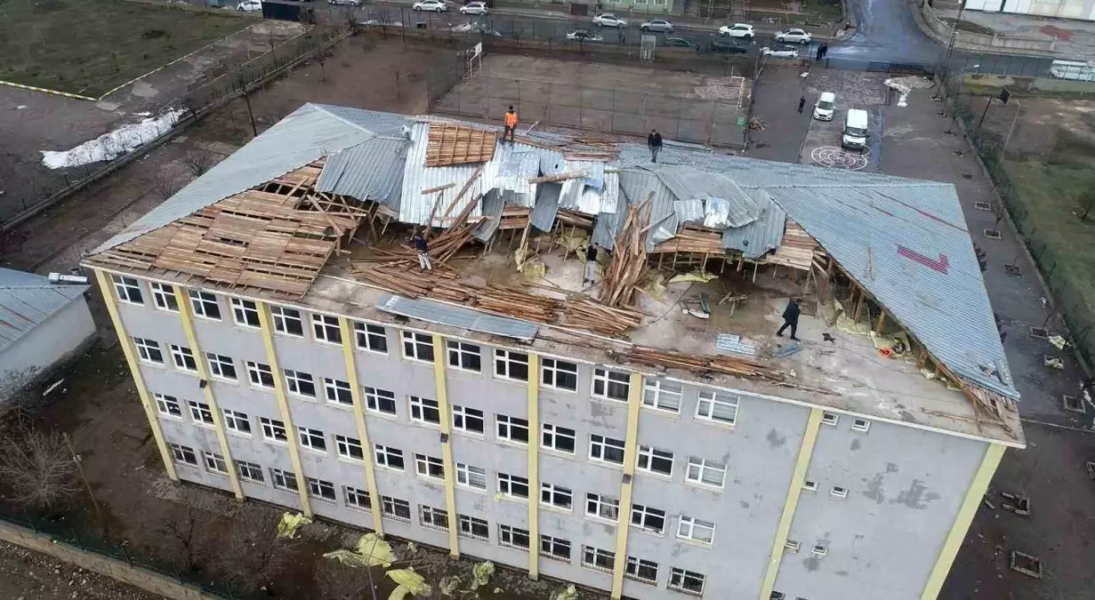 Muş'ta fırtına okul çatısını uçurdu: Eğitime ara verildi