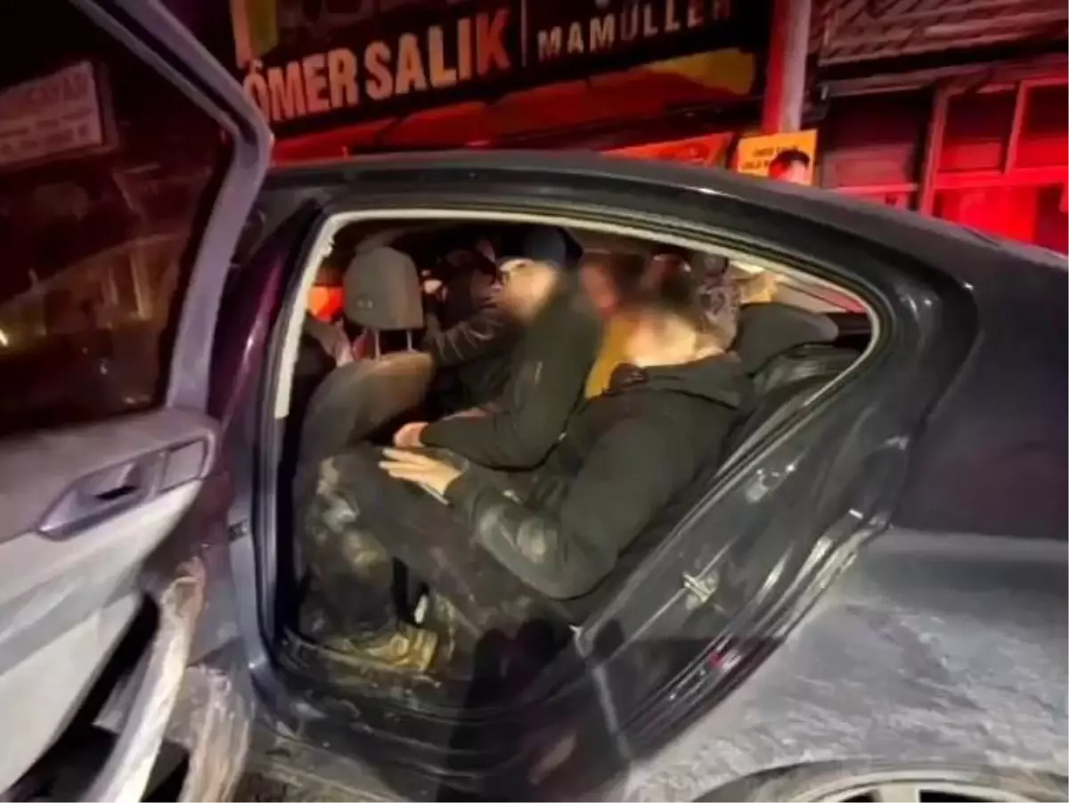 Otomobilin içinden 10 kaçak göçmen çıktı: 1 tutuklama