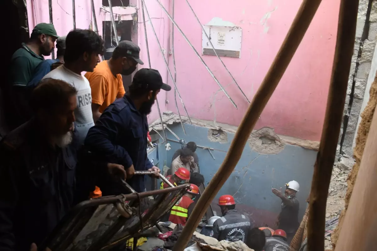 Pakistan'da üç katlı binada tüp patladı: 16 ölü, 14 yaralı