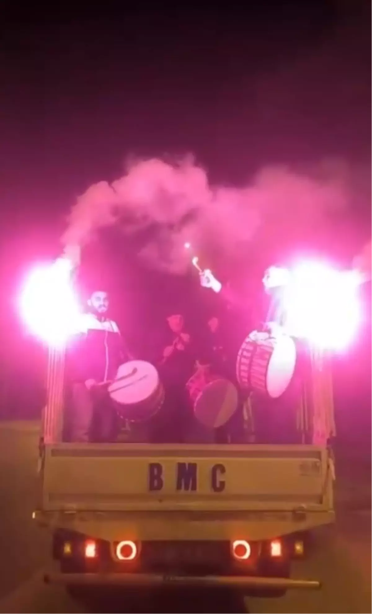 Ramazan davulcularından marşlı, meşaleli ilk sahur mesaisi