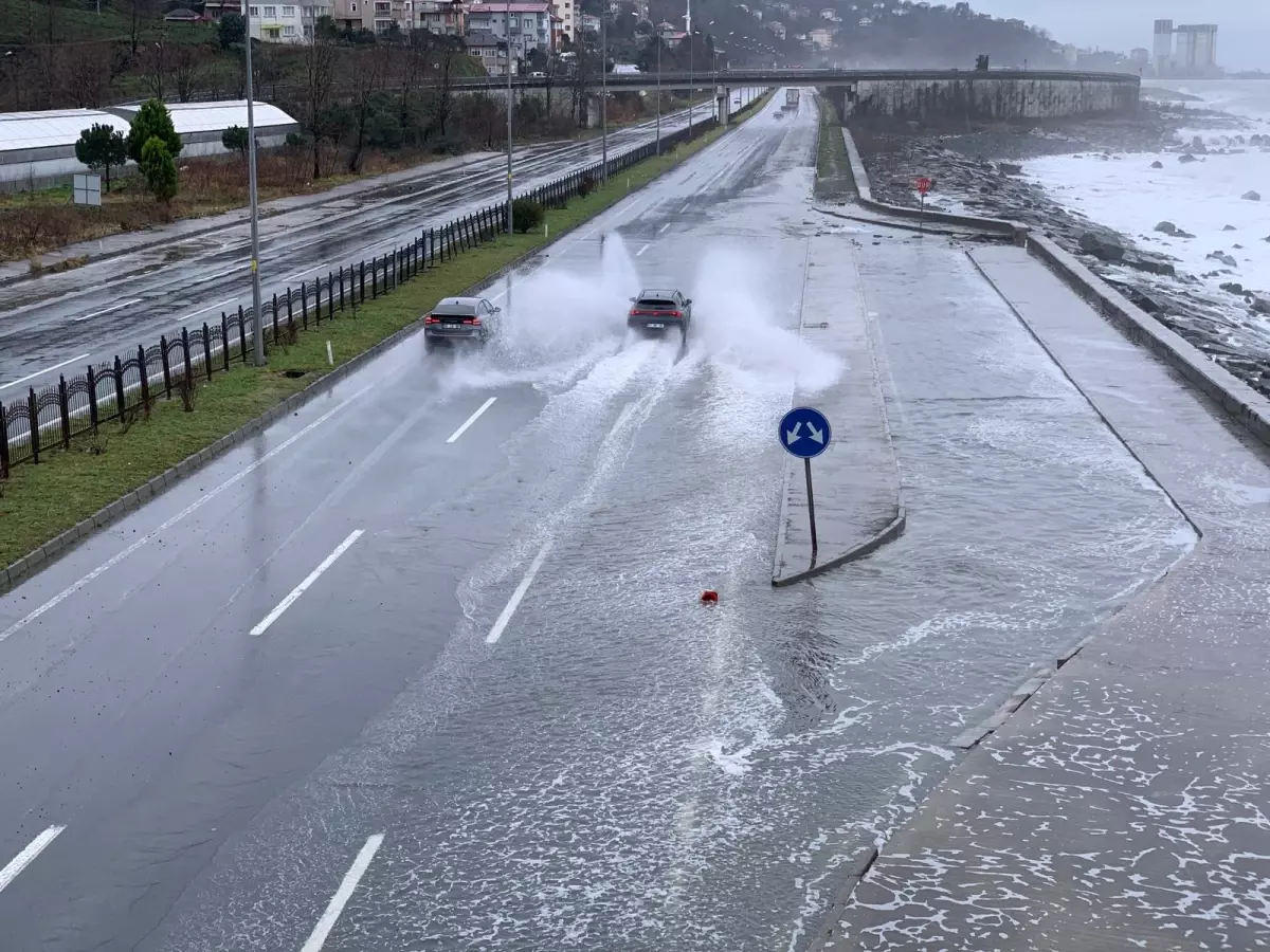 Rize'de dalgalar kayalıkları aşıp sahil yoluna ulaştı