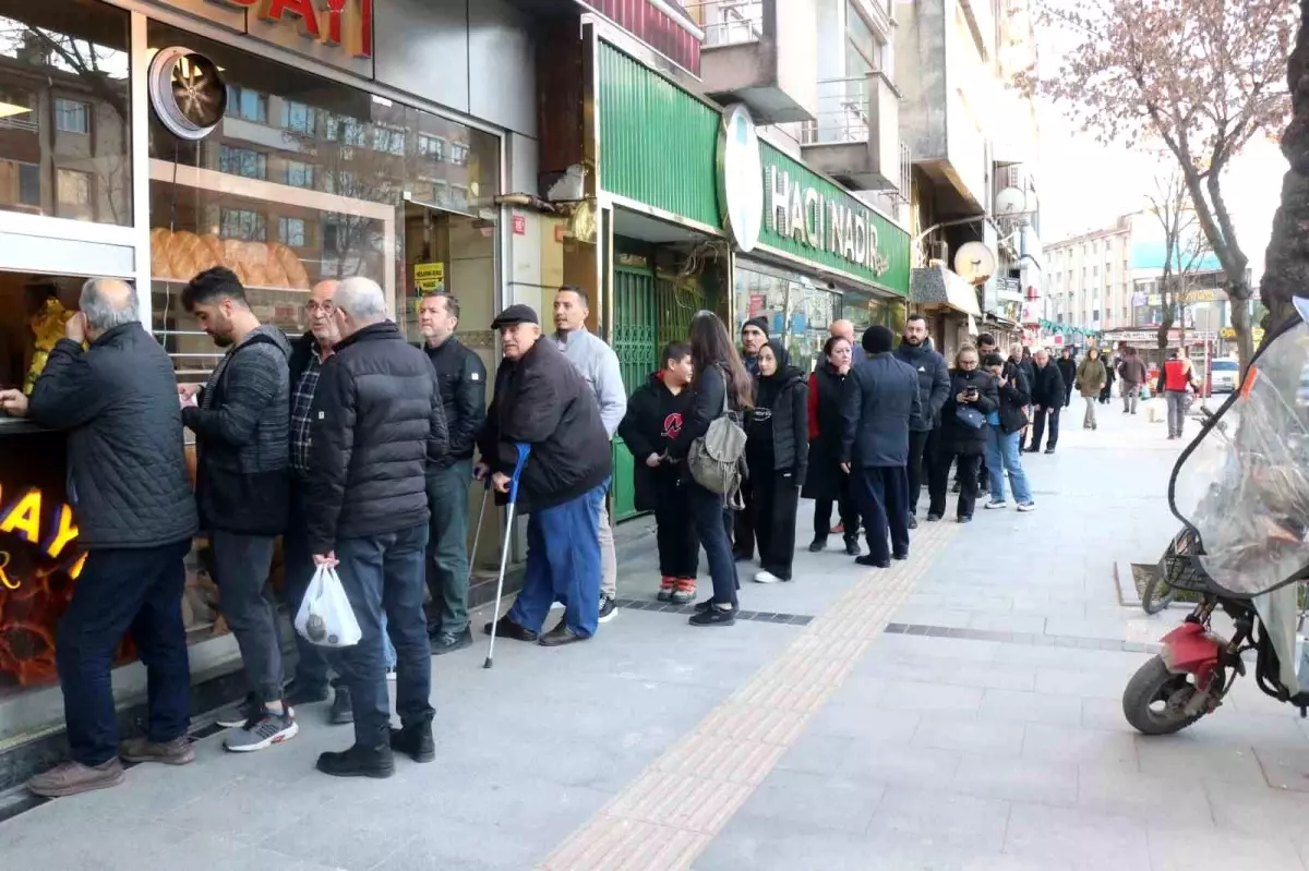Sakarya'da ilk iftar öncesi metrelerce pide kuyruğu
