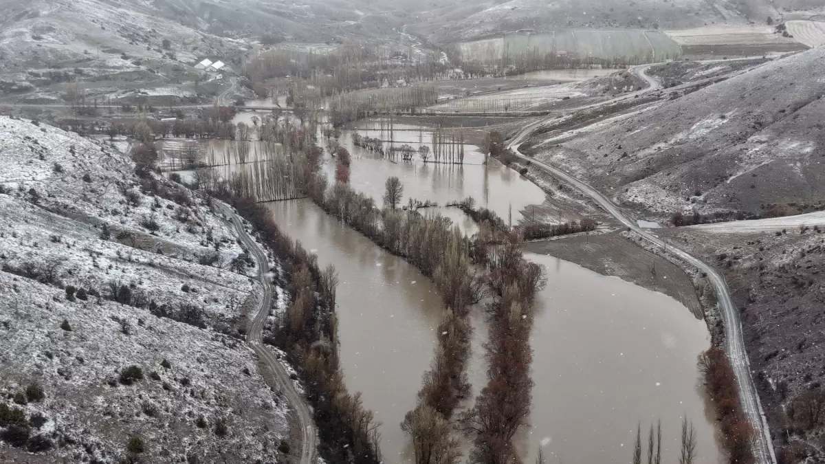 Sivas'ta Yıldız Irmağı taştı; araziler su altında kaldı, mezra yolu kapandı