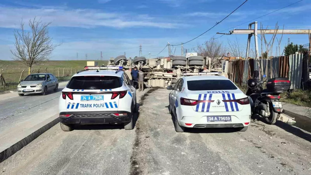 Sultangazi'de beton mikseri devrildi: Sürücü yaralandı