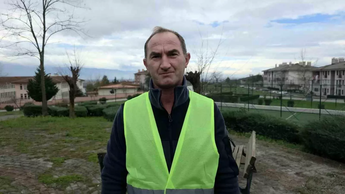 Temizlik işçisi, çalılıklar arasında bulduğu Türk bayrağını yerde bırakmadı