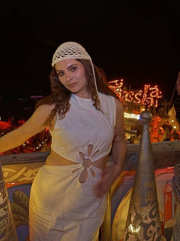 The bride candidate who removed her headscarf protested against the comments made on her revealing pose