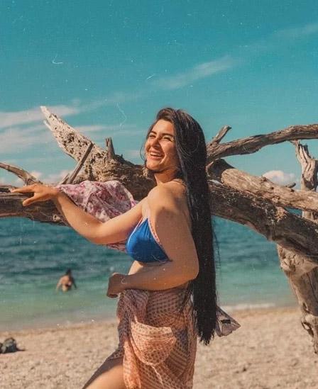 The bride candidate who removed her headscarf protested against the comments made on her revealing pose