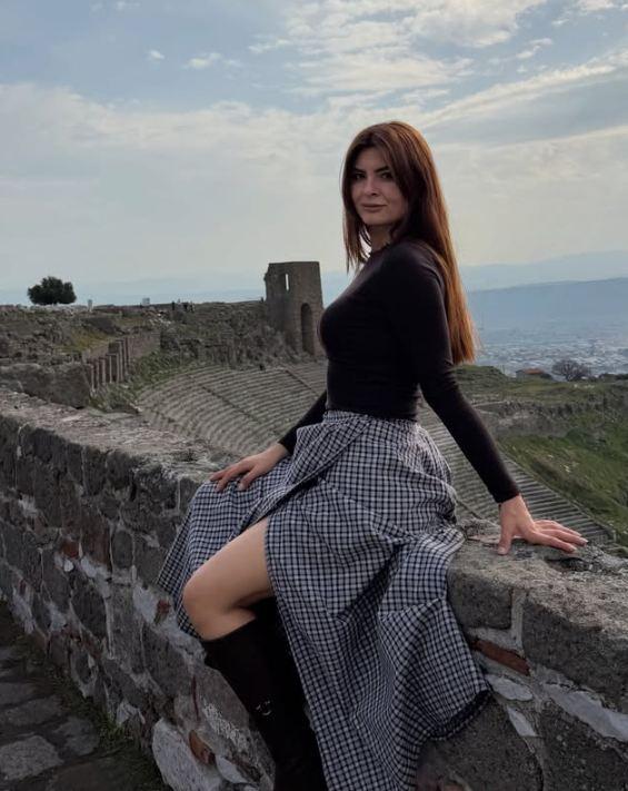 The bride candidate who removed her headscarf protested against the comments made on her revealing pose