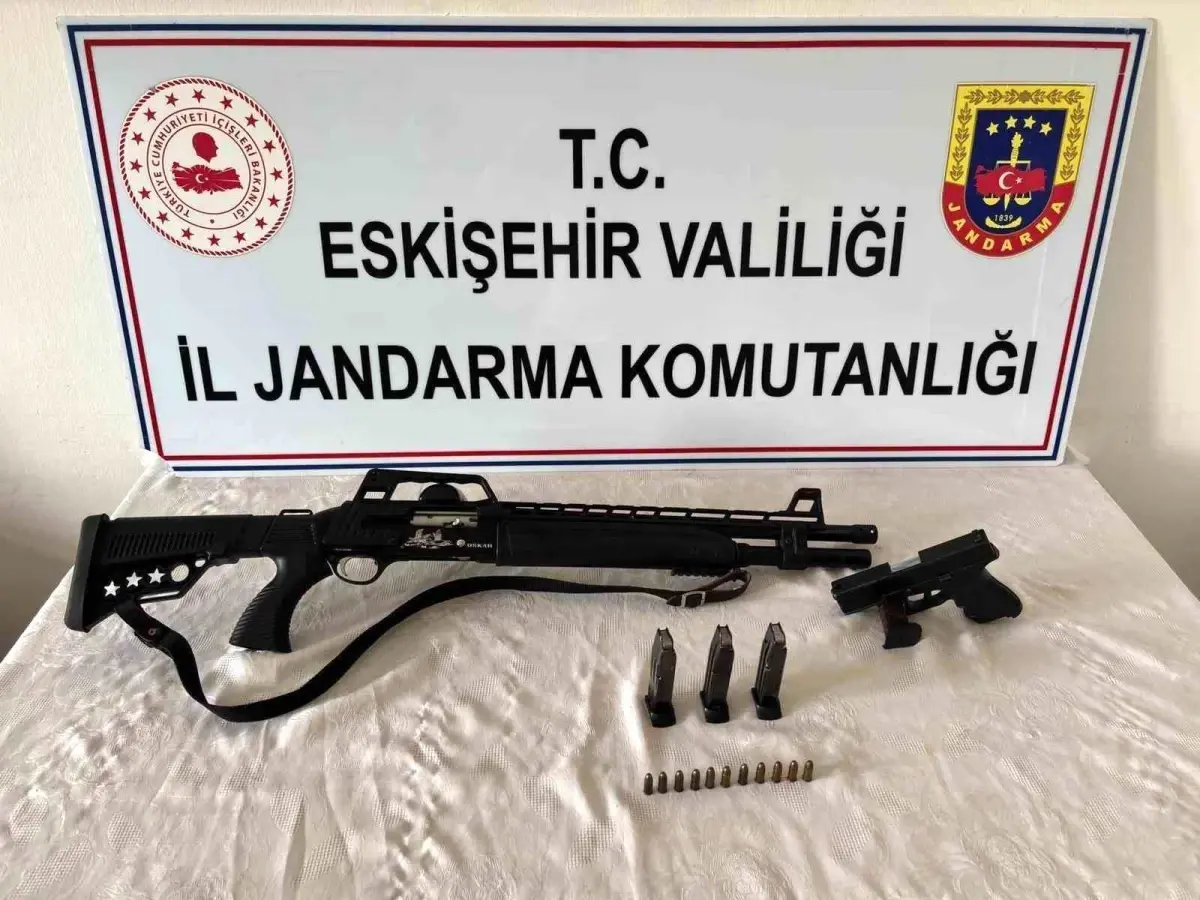 Yasa dışı silah ticareti yapan şahıs jandarmadan kaçamadı
